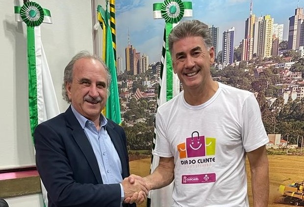 Paranhos viaja para Portugal em missão da CNM e Renato Silva assume a prefeitura 